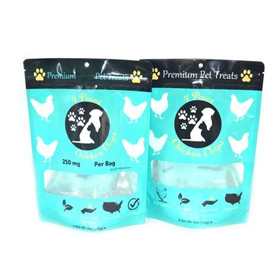 طعام الحيوانات الأليفة يقف في الحقيبة